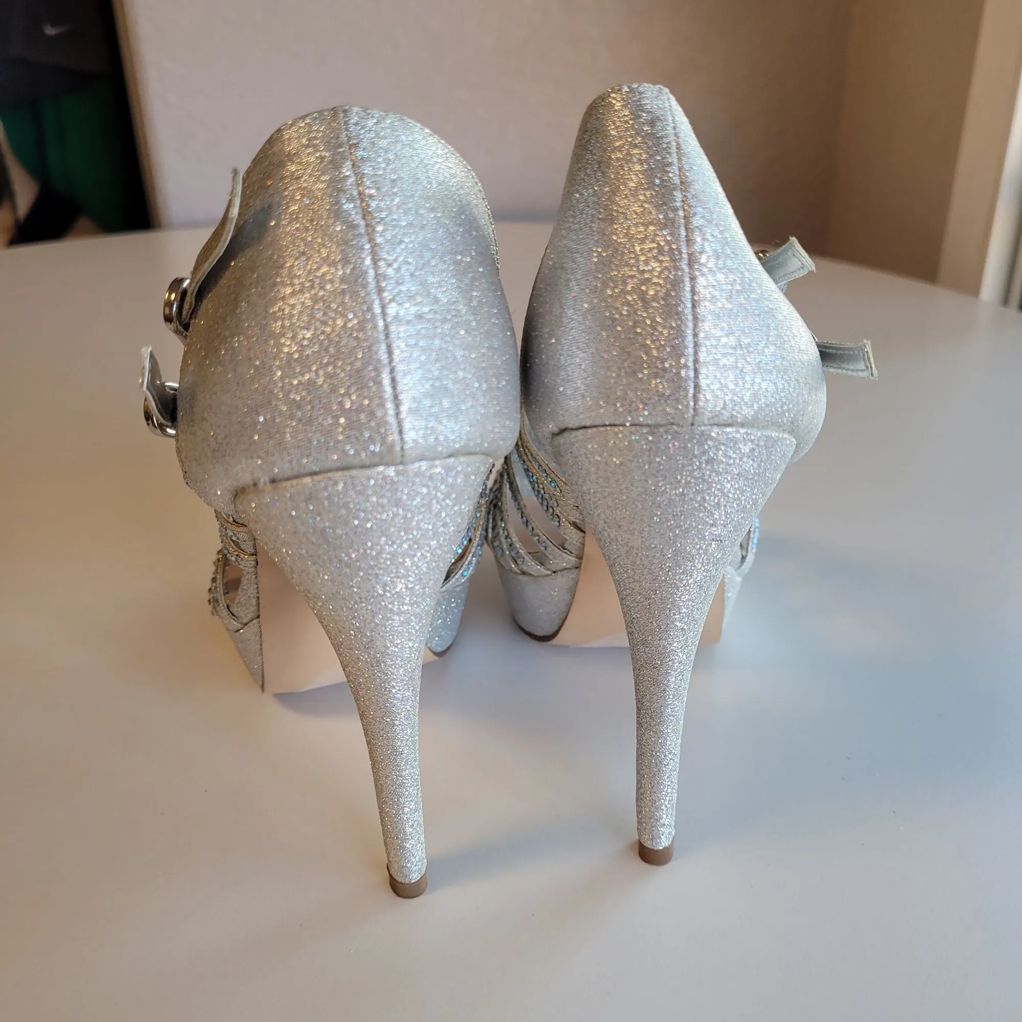 De Blossom Collection "Vice" Women's 7 Silver Glitter Open Toe Stiletto Heels